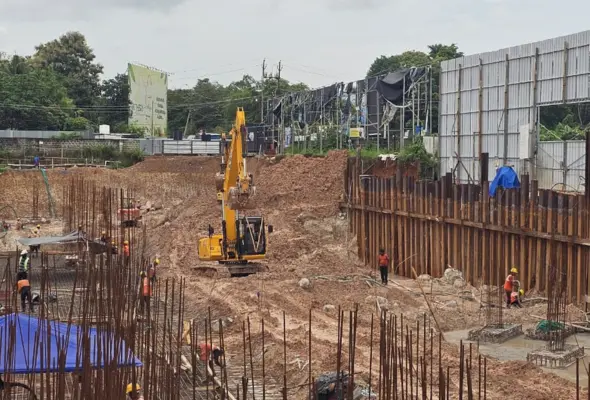 Commercial Construction Projects,Construction engineers and workers collaborating on a development project
